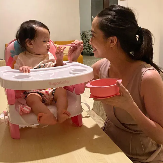 Gaya Verlita Eveyln saat sedang mengasuh ketiga buah hatinya