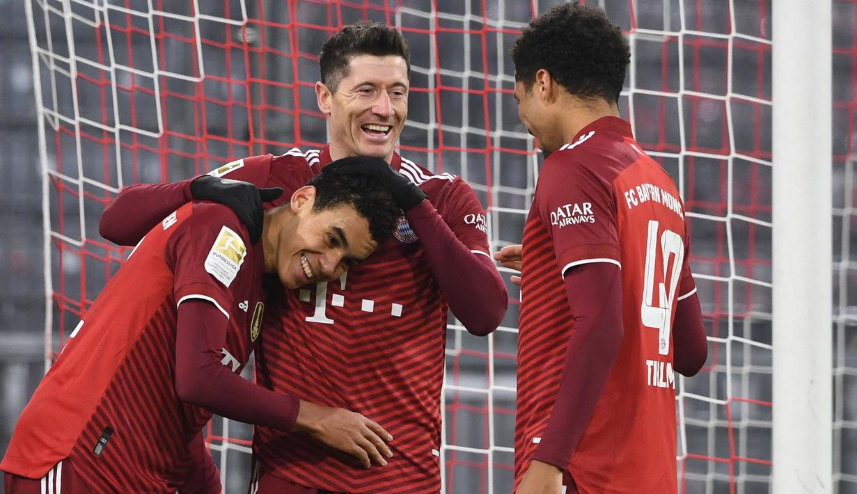 Kerjasama apik dengan Jamal Musiala, membuat Lewandowski menyelesaikan tendangan dengan sepakan voli dari jarak dekat. Gol ke gawang Wolfsburg merupakan gol ke-19 Lewandowski hanya dalam 17 penampilan untuk Bayern di Liga Jerman 2021/2022. (AFP/Christof Stache)