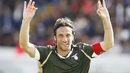 Lazio's midfielder Stefano Mauri (C) celebrates after scoring against Catania during their Serie A football match at Massimino Stadium on April 17, 2011. AFP PHOTO / Marcello PATERNOSTRO
