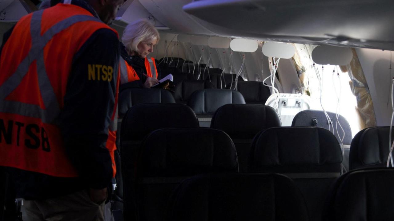 Setelah insiden salah satu pintu jendela pesawatnya terlepas di udara, Alaska Airlines menghentikan penerbangan semua pesawat Boeing 737-9 Max miliknya sejak Jumat (5/1/2024) lalu.