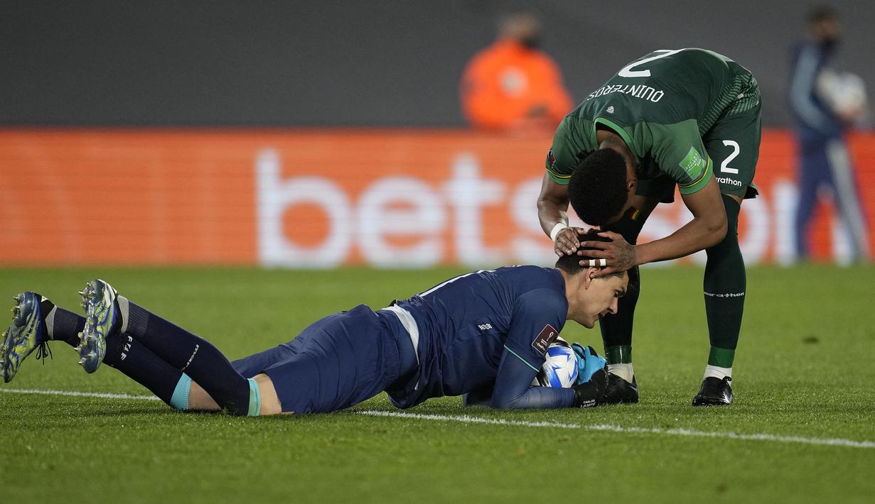 Kiper Bolivia, Carlos Lampe berhasil mencuri perhatian di babak kedua. Dirinya beberapa kali berhasil membendung serangan Argentina, salah satunya mengagalkan peluang Lionel Messi pada menti ke-52. (Foto: AFP/Pool/Natacha Pisarenko)