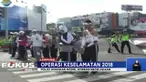Sementara itu di Jalan Yos Sudarso, petugas Satlantas Polres Metro Jakarta Utara merazia tukang ojek online yang menggunkan telepon genggam saat berkendara.
