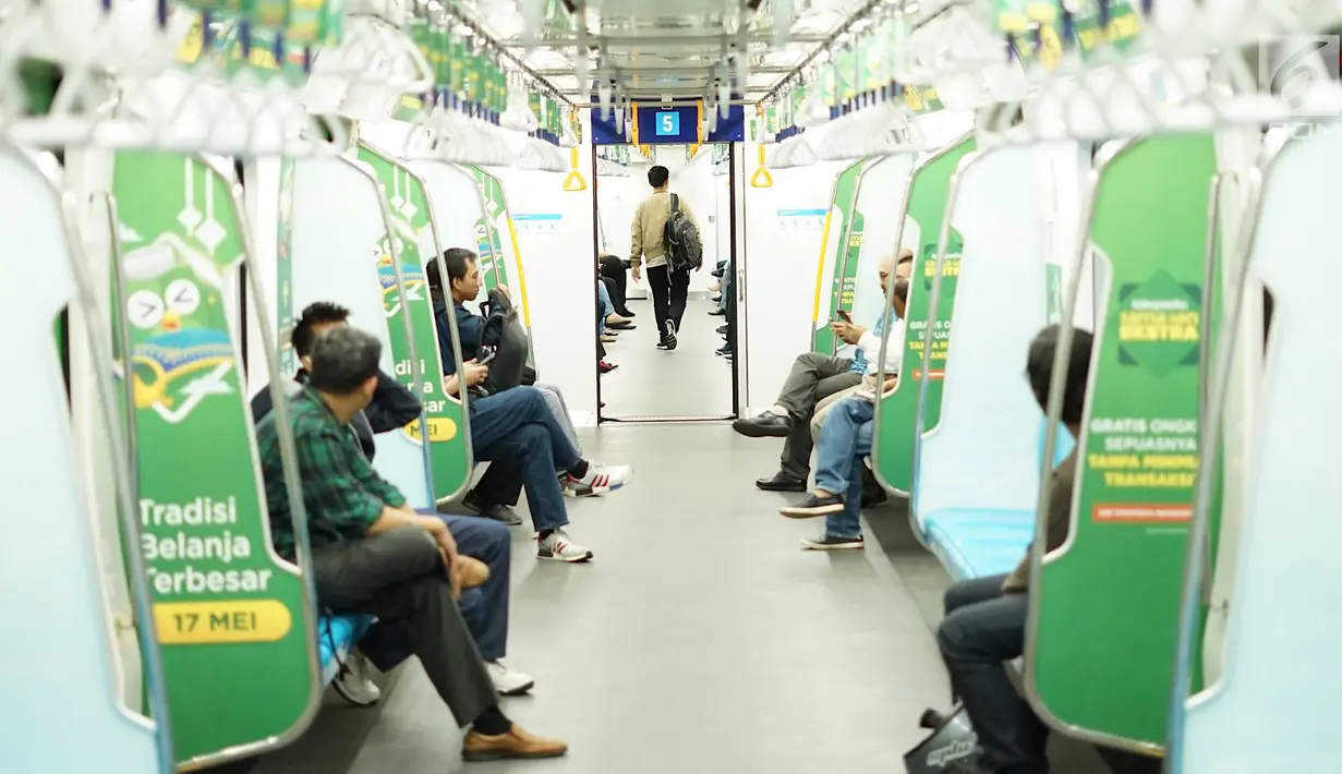 Penumpang menaiki kereta dari Stasiun MRT Bundaran HI, Jakarta, Jumat (24/5/2019). Transportasi massal MRT mulai beroperasi penuh kembali pascaaksi aksi 22 Mei menolak hasil Pemilu 2019 yang terjadi di Gedung Bawaslu beberapa hari terakhir. (Liputan6.com/Immanuel Antonius)
