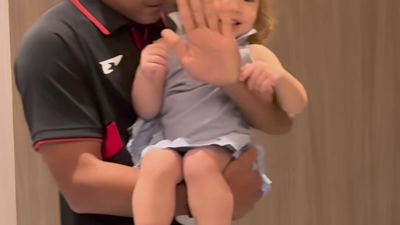 Potret Menggemaskan Pratama Arhan Momong Baby Kamari Anak Jennifer Coppen Jelang Laga Timnas Indonesia Vs Jepang