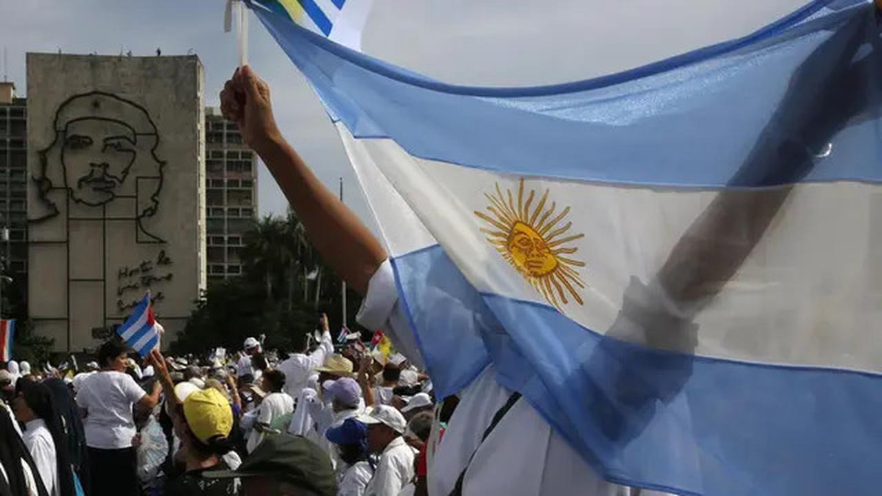 Tuai Kritik, Presiden Argentina Sibuk Nyanyi saat Negaranya Krisis