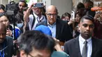 Mantan Menteri Transportasi dan Menteri yang bertanggung jawab atas Hubungan Perdagangan Singapura, Subramaniam Iswaran (tengah) meninggalkan gedung Mahkamah Agung di Singapura pada tanggal 3 Oktober 2024. (ROSLAN RAHMAN/AFP)