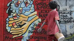 Anak anak melintasi mural ajakan melawan COVID-19 di Depok, Jawa Barat, Selasa (14/4/2020). Pemprov Jawa Barat akan memulai pembatasan sosial skala besar di Bogor, Depok, Bekasi pada Rabu (15/4) dengan menyiapkan anggaran Rp4 triliun sebagai jaring pengaman sosial. (Liputan6.com/Helmi Fithriansyah)