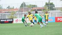 Goal getter tim MilkLife Soccer Challenge All-Stars Yogyakarta Ayla Dva Khala Ahisma sedang beraksi di lapangan hijau untuk mengumpulkan poin saat melawan tim MilkLife Soccer Challenge Surabaya. (Dok. Bakti Olahraga Djarum Foundation/Milklife)