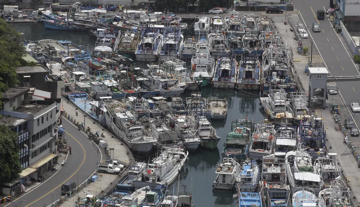 Ratusan perahu nelayan bersandar di pelabuhan akibat badai Topan Chan-hom yang mendekati wilayah pesisir timur laut Nanfangao di Ilan County, Taiwan Utara, (9/7/2015). Akibat Topan Chan-hom para nelayan berhenti melaut sementara. (REUTERS/Pichi Chuang)