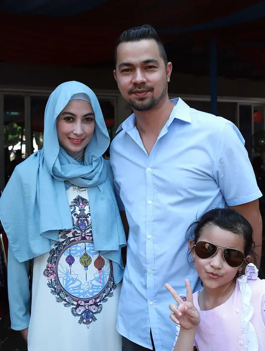 Sultan Djorghi dan keluarga dalam acara halal bihalal 'Tukang Bubur Naik Haji'. Kekeluargaan menjadi satu hal yang begitu terjalin antara pemain dan semua yang terlibat dalam proses produksi. (Deki Prayoga/Bintang.com)