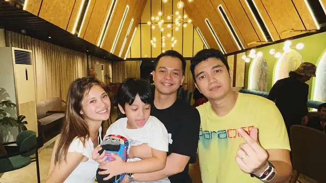 7 Potret Rio Alief Drummer Noah Bareng Vinessa Inez dan Buah Ini Selalu Kompak