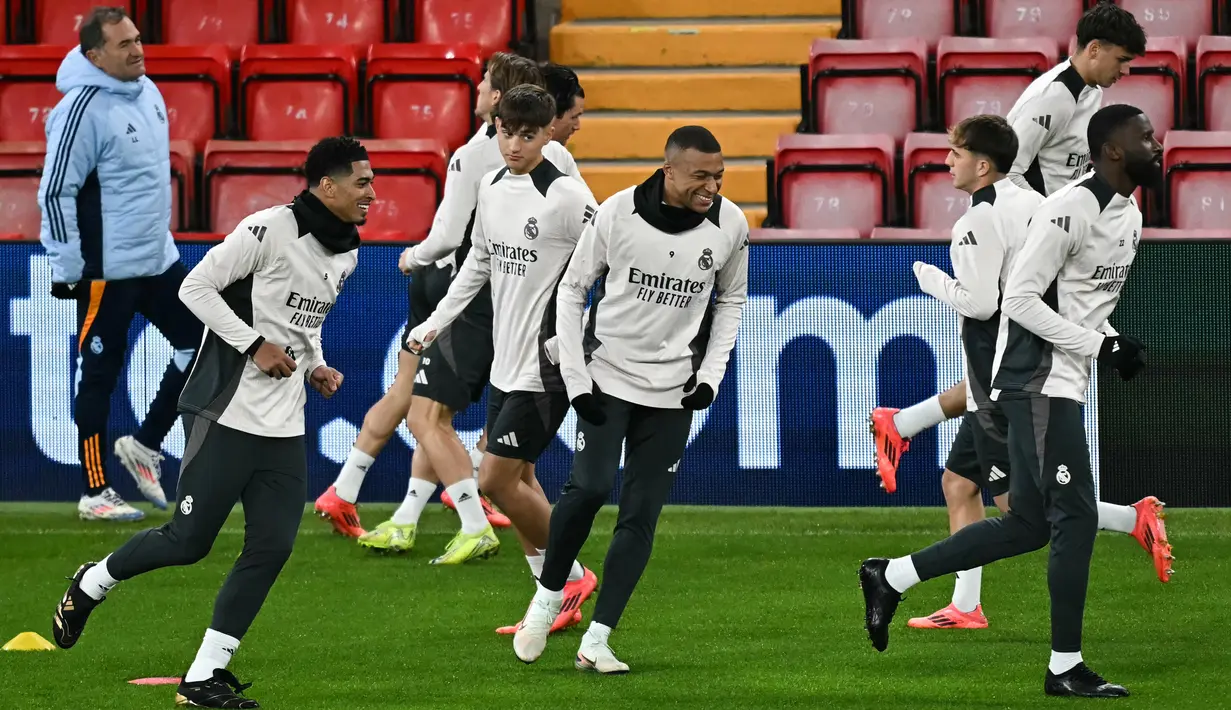 Gelandang Real Madrid Kylian Mbappe (tengah) saat sesi latihan bersama rekan setimnya di Stadion Anfield, Liverpool, Inggris, pada 26 November 2024. (Paul ELLIS/AFP)