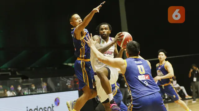 Foto: Terlalu Digdaya, Satria Muda Pertamina Gilas Rans PIK Basketball di IBL 2022