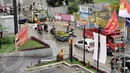Air kali yang meluap ke jalan raya setinggi 40 cm ini membuat akses di Jl.Raden Saleh Karang Tengah Ciledug ini akses yang mengarah Puri Kembangan menuju Ciledug terhambat (Liputan6.com/Andrian M Tunay)