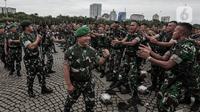 Kepala Staf Angkatan Darat (KSAD) Jenderal TNI Dudung Abdurachman (tengah) menyapa pasukan saat memimpin Apel Gelar Kesiapsiagaan TNI Angkatan Darat di Lapangan Monumen Nasional (Monas), Jakarta Pusat, Rabu (26/10/2022). Dalam apel tersebut KSAD menekankan enam hal yang harus menjadi perhatian khusus TNI AD. (Liputan6.com/Johan Tallo)