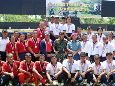 Citizen6, Surabaya: Tiap tim terdiri dari 10 orang petembak dengan menggunakan pistol berkaliber 9 milimeter. Adapun senjata yang digunakan adalah pistol jenis Sig Sauer, Tanfoglio dan Glock 2 (G2). (Pengirim: Penkobangdikal)