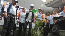Menaker Hanif Dhakiri (tengah) bersama Serikat Pekerja BUMN melakukan penanaman 1.000 pohon di Stasiun Senen, Jakarta, Jumat (1/5/2015). Kegiatan tersebut dalam rangka peringatan hari buruh (May Day) yang jatuh hari ini. (Liputan6.com/Herman Zakharia)