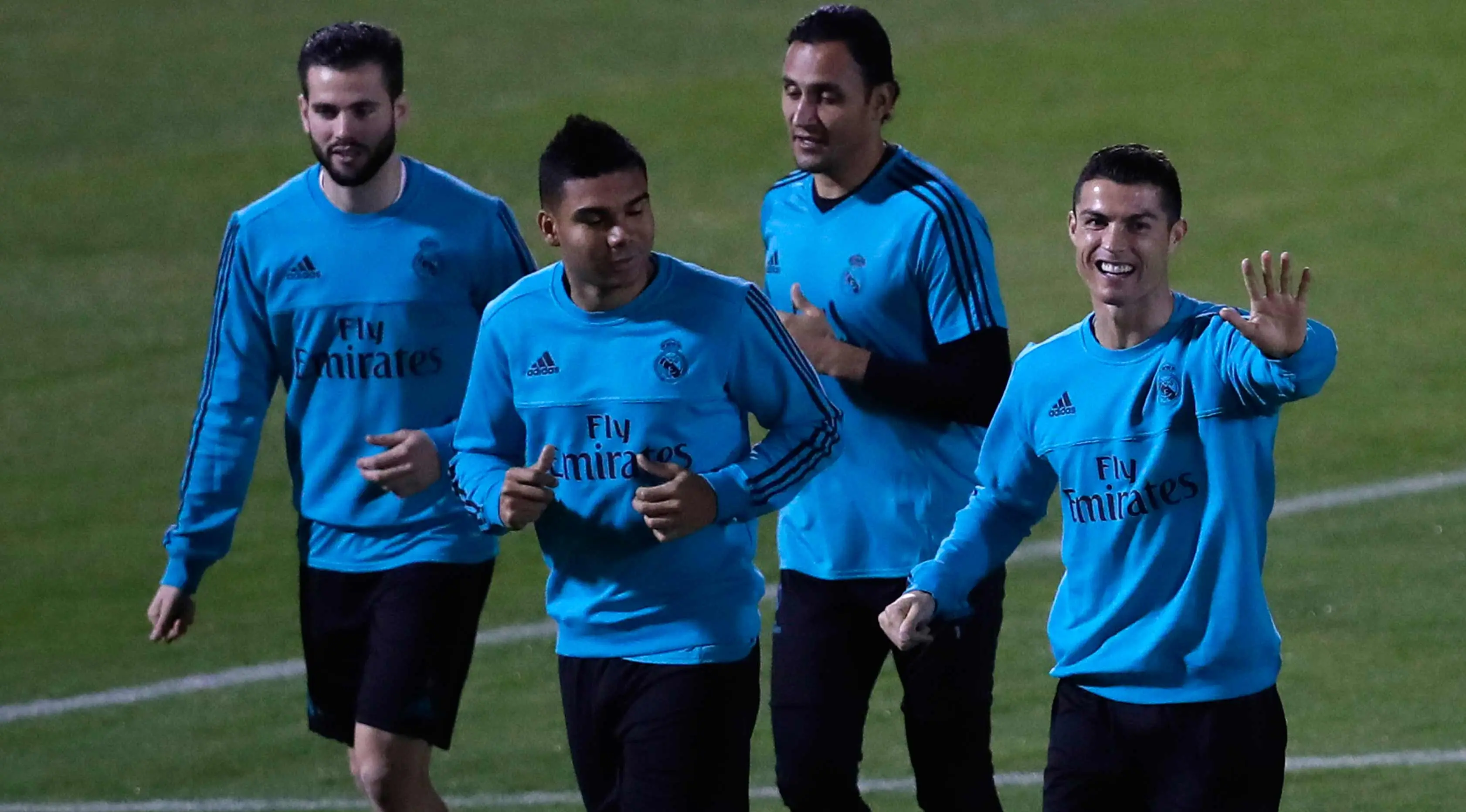 Penyerang Real Madrid Cristiano Ronaldo (kanan) bersama rekan-rekannya melakukan pemanasan saat latihan jelang menghadapi Gremio pada final Piala Dunia Klub 2017 di Abu Dhabi, Uni Emirat Arab, (14/12). (AP Photo / Hassan Ammar)