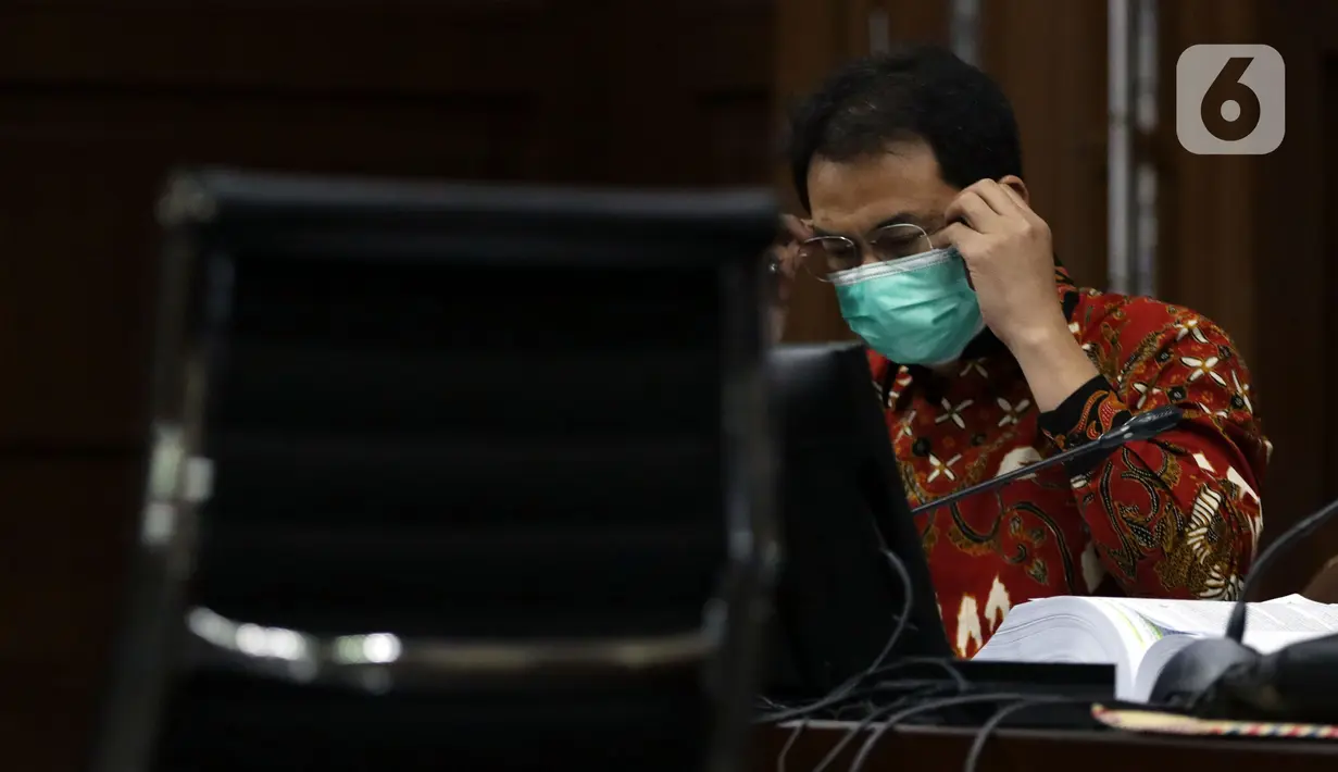 Mantan Wakil Ketua DPR Azis Syamsuddin saat mengikuti sidang lanjutan dugaan suap penanganan perkara korupsi di Lampung Tengah, Pengadilan Tipikor Jakarta, Senin (13/12/2021). Sidang bergaendakan pemeriksaan keterangan saksi-saksi. (Liputan6.com/Helmi Fithriansyah)