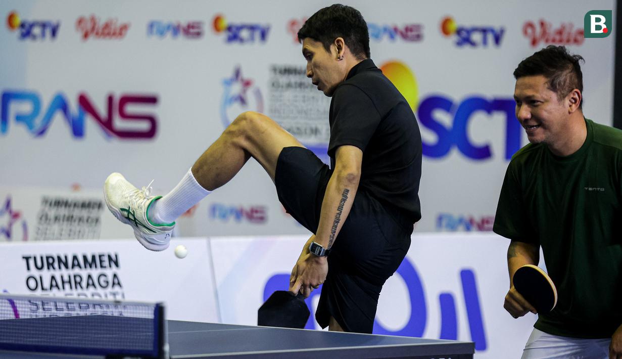 Desta yang berpasangan dengan Gading Marten melakukan serve saat menghadapi pasangan Raffi Ahmad/Ariel Noah pada laga ganda putra Turnamen Olahraga Selebriti Indonesia (TOSI) season 2 di GOR POPKI Cibubur, Jakarta Timur, Sabtu (13/01/2024). Desta/Gading Marten kalah 1-3 (10-21, 14-21, 21-17 dan 13-21). (Bola.com/Bagaskara Lazuardi)