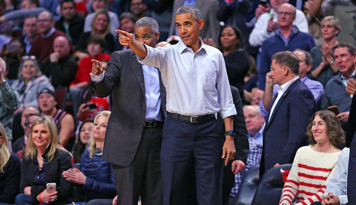 President Amerika Serikat Barack Obama melempar bola pada pembukaan NBA antara  Cleveland Cavaliers melawan Chicago Bulls di Chicago, Selasa(27/10/2015). (Via REUTERS / Mandatory Credit: Dennis Wierzbicki-USA TODAY Sports)