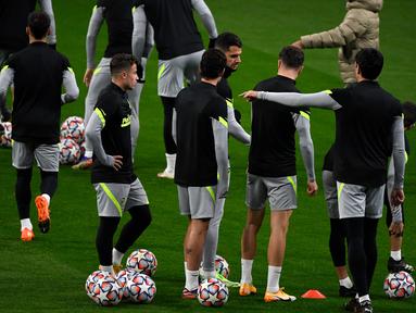 Pemain Atletico Madrid saat mengikuti latihan jelang laga Liga Champions di Stadion Wanda Metropolitano, Selasa (1/12/2020) wib. Atletico Madrid akan menghadapi Bayern Munchen. (AFP/Pierre-Philippe Marcou)