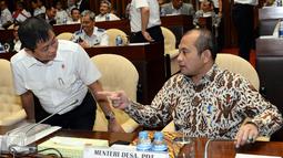 Menteri Desa PDT dan Transmigrasi Marwan Jafar (kanan) dan Menhub Iqnasius Jonan saat hadiri raker dengan Komisi V DPR, Jakarta (19/7). Raker  membahas pembicaraan rencana kerja anggaran dan rencana kerja pemerintah tahun 2017. (Liputan6.com/Johan Tallo)