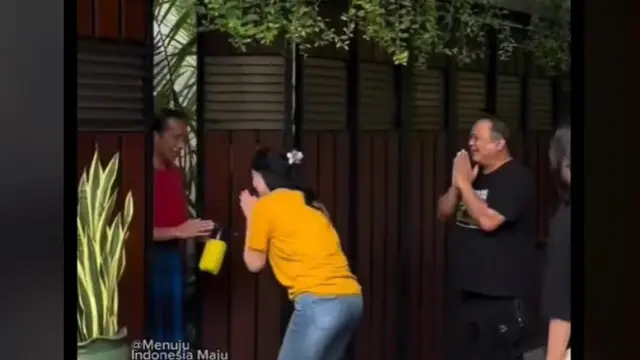 Pakai Kaus dan Sarung, Jokowi Sambut Tamu di Rumahnya di Solo yang Jadi Temoat Wisata Dadakan.  foto; TikTok @menujuindonesiamaju