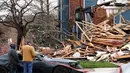 Warga saat melihat reruntuhan rumah yang disapu oleh angin tornado di Texas, Amerika Serikat, (28/12). Bencana ini juga menewaskan 8 orang yang sedang berkendara di jalanan kota Garland. (REUTERS/Todd Yates)