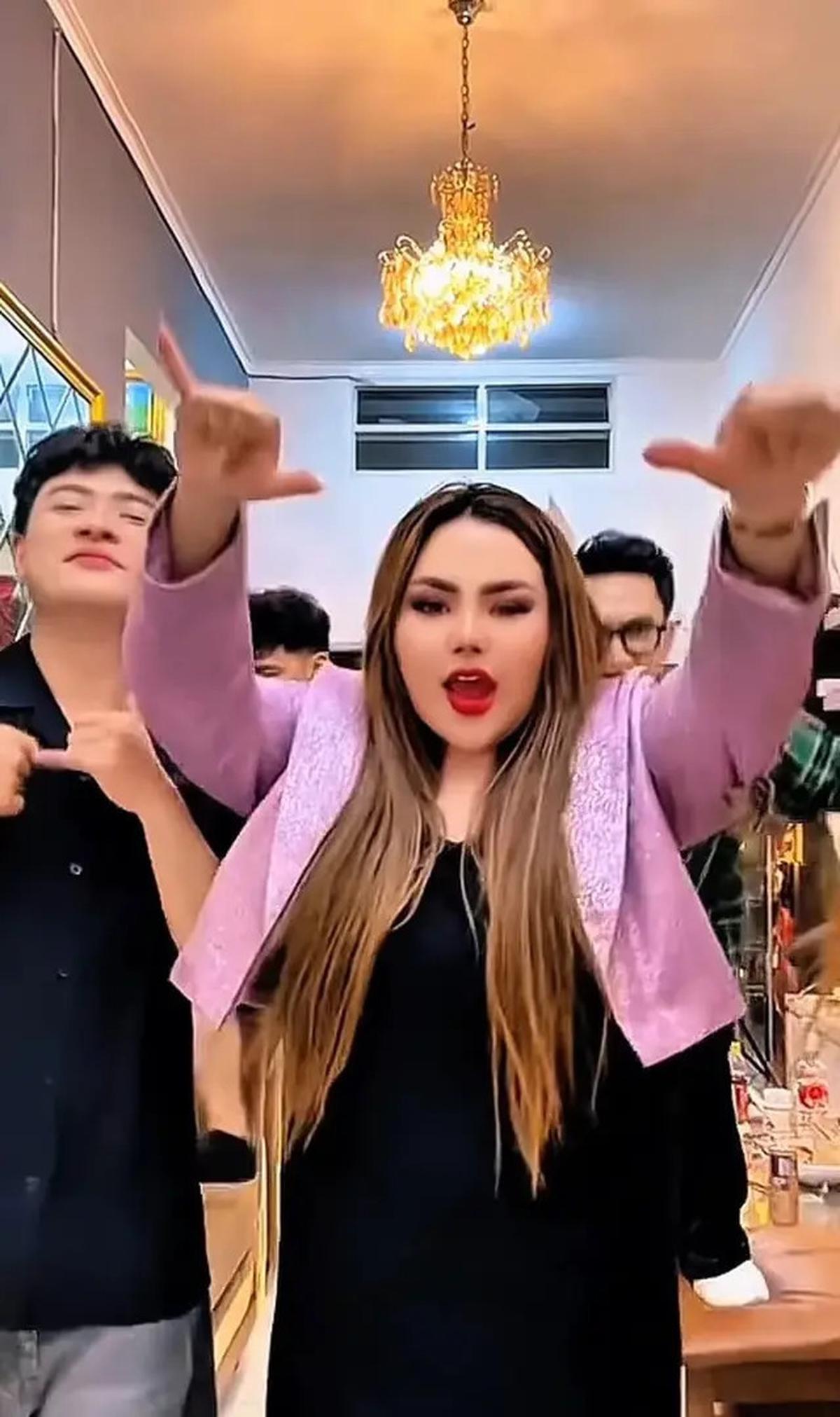 7 Potret Ruang Tamu Mini Rumah Lisa Mariana, Ada Cermin Unik yang Beri Efek Luas