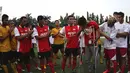 Alfin Tuasalamony menangis haru saat menyampaikan ucapan terima kasih atas dukungan rekan-rekan pesepakbola dalam Trofeo Charity Match yang diselenggarakan di Lapangan Simprug. Minggu (28/6). (Bola.com/Arief Bagus)