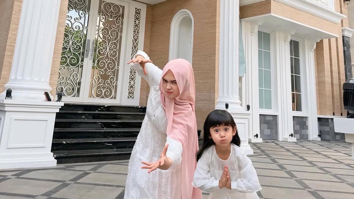 7 Potret Fasad Rumah Baru Ria Ricis, Elegan dan Mewah