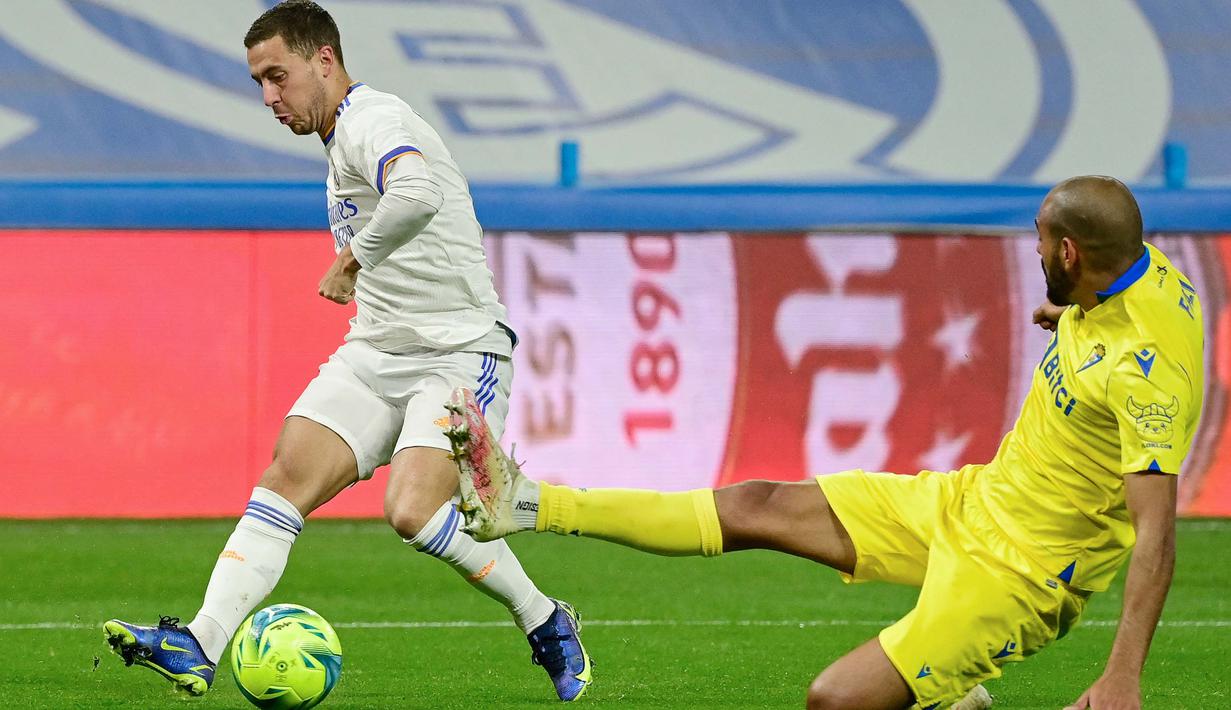 Diharapkan menjadi pengganti Cristiano Ronaldo yang pindah ke Juventus di tahun sebelumnya, performa Hazard di Real Madrid justru melempem. Sejak musim pertama ia terus menerus dibekap cedera. (AFP/Javier Soriano)