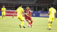 Pemain Persis Solo, Rifaldi Bawuo dikepung oleh para pemain Hizbul Wathan dalam partai lanjutan penyisihan grup Liga 2 2021 di Stadion Manahan, Solo, Senin (18/10/2021). (Dok Persis)