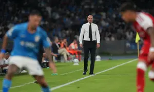 Pelatih Napoli Massimiliano Allegri (tengah) bereaksi dalam laga Liga Champions antara Napoli vs Arsenal di Naples, Italia, Rabu, 9 September 2026. (AP Photo/Gregorio Borgia)