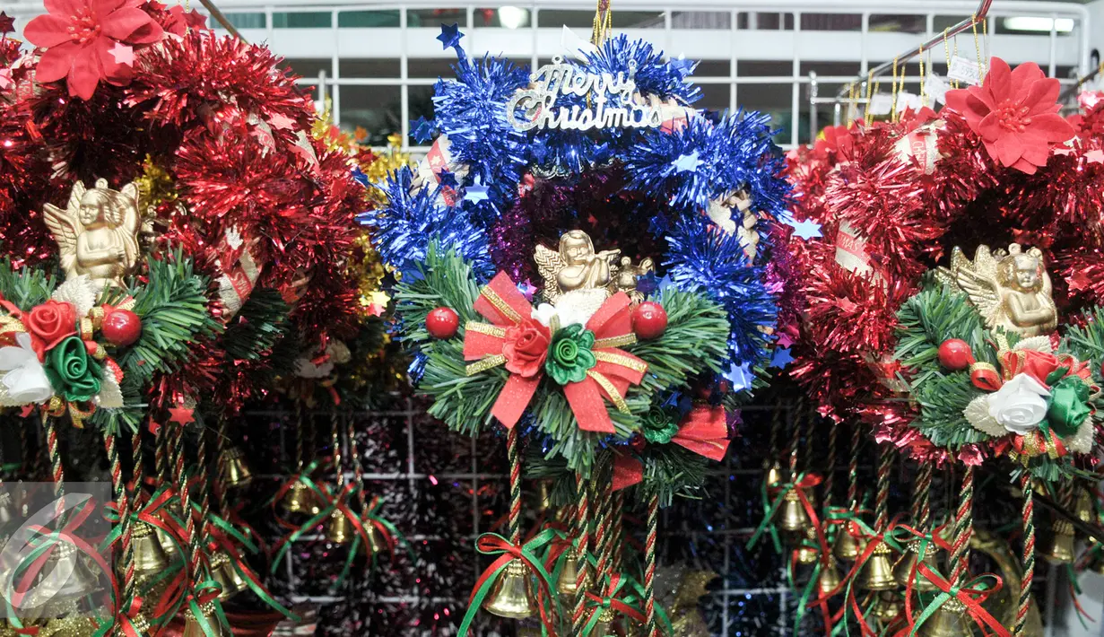 Pernak-pernik Natal yang dijajakan di kawasan Pasar Baru, Jakarta, Kamis (15/12). Jelang perayaan Na¬tal 25 Desember 2016 mendatang, se¬jumlah toko pernak-pernik natal mulai ra¬mai dikunjungi pembeli.(Liputan6.com/Yoppy Renato)