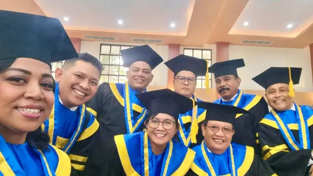 Para wisudawan Sekolah Tinggi Ilmu Pemerintahan Abdi Negara (STIPAN) di Ronatama Graha & Convention Hall, Depok, Jawa Barat, Kamis (17/7/2025).