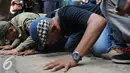 Sejumlah nelayan sujud syukur usai PTUN Jakarta mengabulkan gugatan mereka terhadap SK Gubernur DKI Nomor 2.238 Tahun 2014 tentang pemberian izin reklamasi Pulau G PT Muara Wisesa Samudra, Jakarta, Senin (31/5). (Liputan6.com/Helmi Afandi)