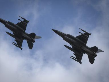 Jet tempur F-16 terbang di lokasi yang dirahasiakan di Ukraina, Minggu (4/8/2024). (AP Photo/Efrem Lukatsky)