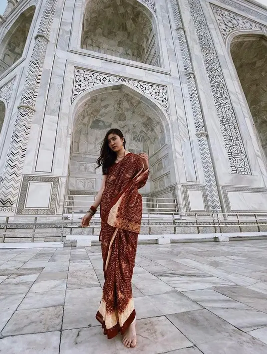 Saat berlibur ke India, Febby Rastanty memakai busana tradisional di depan Taj Mahal. (Instagram/febbyrastanty).