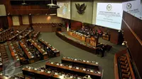 Suasana Rapat Paripurna ke-23 DPR masa persidangan IV tahun sidang 2015-2016 di Kompleks Parlemen, Senayan, Jakarta, Rabu (6/3). Dari 555 anggota DPR, rapat paripurna dihadiri 323 anggota dewan. (Liputan6.com/Johan Tallo)