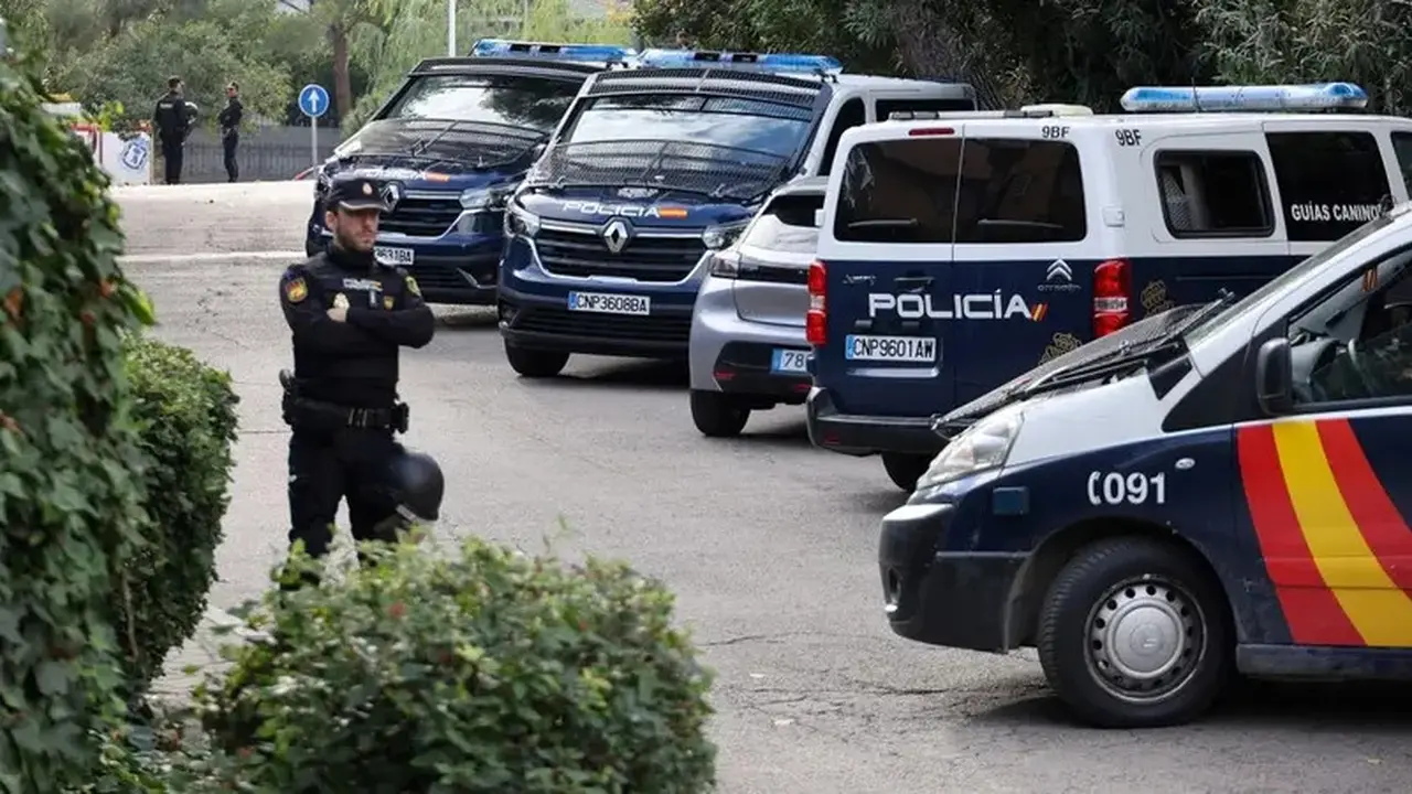 Polisi berjaga di depan kedutaan Ukraina di Spanyol setelah ledakan bom surat. (AFP)