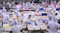 Sejumlah pekerja beraktivitas di pabrik daging dan unggas di Shenyang di provinsi Liaoning timur laut China (26/8/2021).  (AFP/STR/China Out)