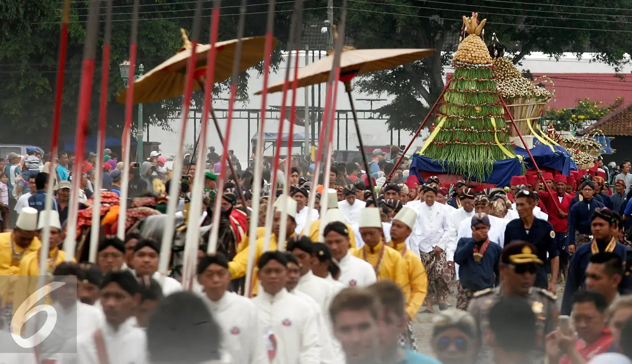 Suasana jalan di sekitar Masjid Kauman saat acara Kirab Grebeg Idul Adha, Selasa (13/9). Acara tahunan ini menjadi salah satu daya tarik kota Yogyakarta. (Liputan6.com/Boy Harjanto)