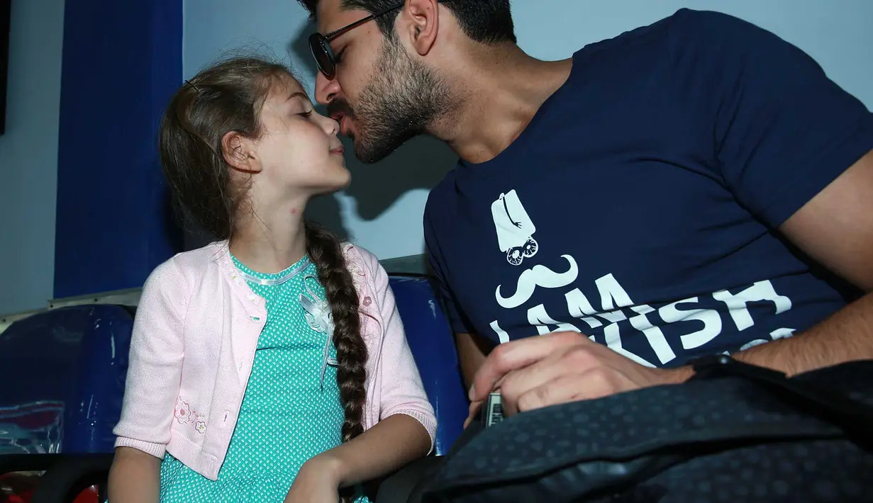 "Aku cinta Bali," ungkap Isabella Damla Guvenilir dengan bahasa Indonesia terbata-bata, di temani Emre Kivilcim (Selim). (Deki Prayoga/Bintang.com)