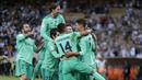 Para pemain Real Madrid merayakan gol yang dicetak oleh Toni Kroos ke gawang Valencia pada laga Piala Super Spanyol di Stadion King Abdullah Sport City, Arab Saudi, Rabu (8/1/2020). Real Madrid menang 3-1 atas Valencia. (AP/Amr Nabil)