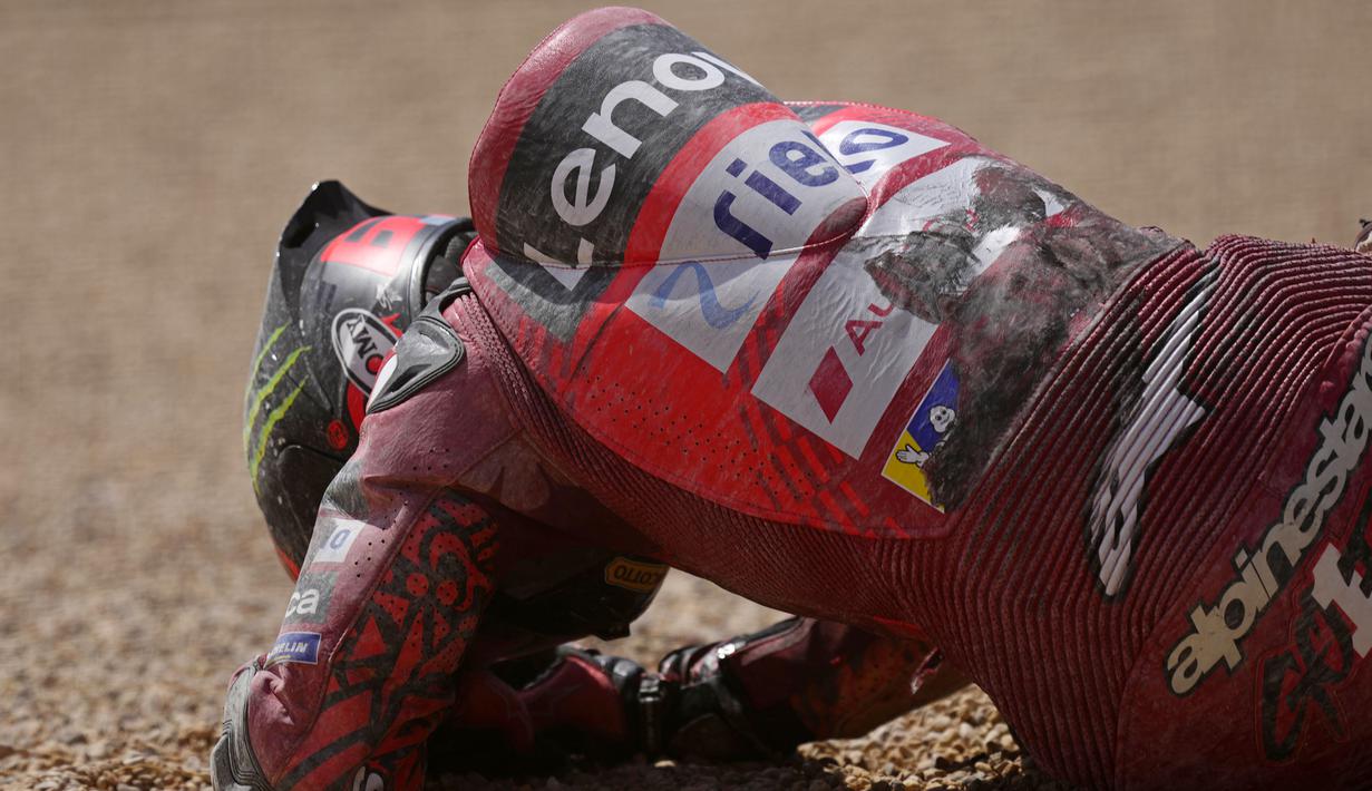 Pembalap Ducati, Francesco Bagnaia mengeram kesakitan setelah terjatuh saat MotoGP Aragon 2024 yang berlangsung di Sirkuit MotorLand Aragaon, Alcaniz, Spanyol, Minggu (01/09/2024). (AP Photo/Jose Breton)
