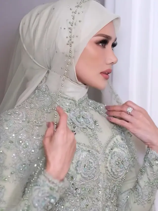 Detail Kebaya Mulan Jameela dengan Hijab Lapis Transparan Mewah di Akad Nikah Al Ghazali (Foto: Instagram @rezaazrumakeup)