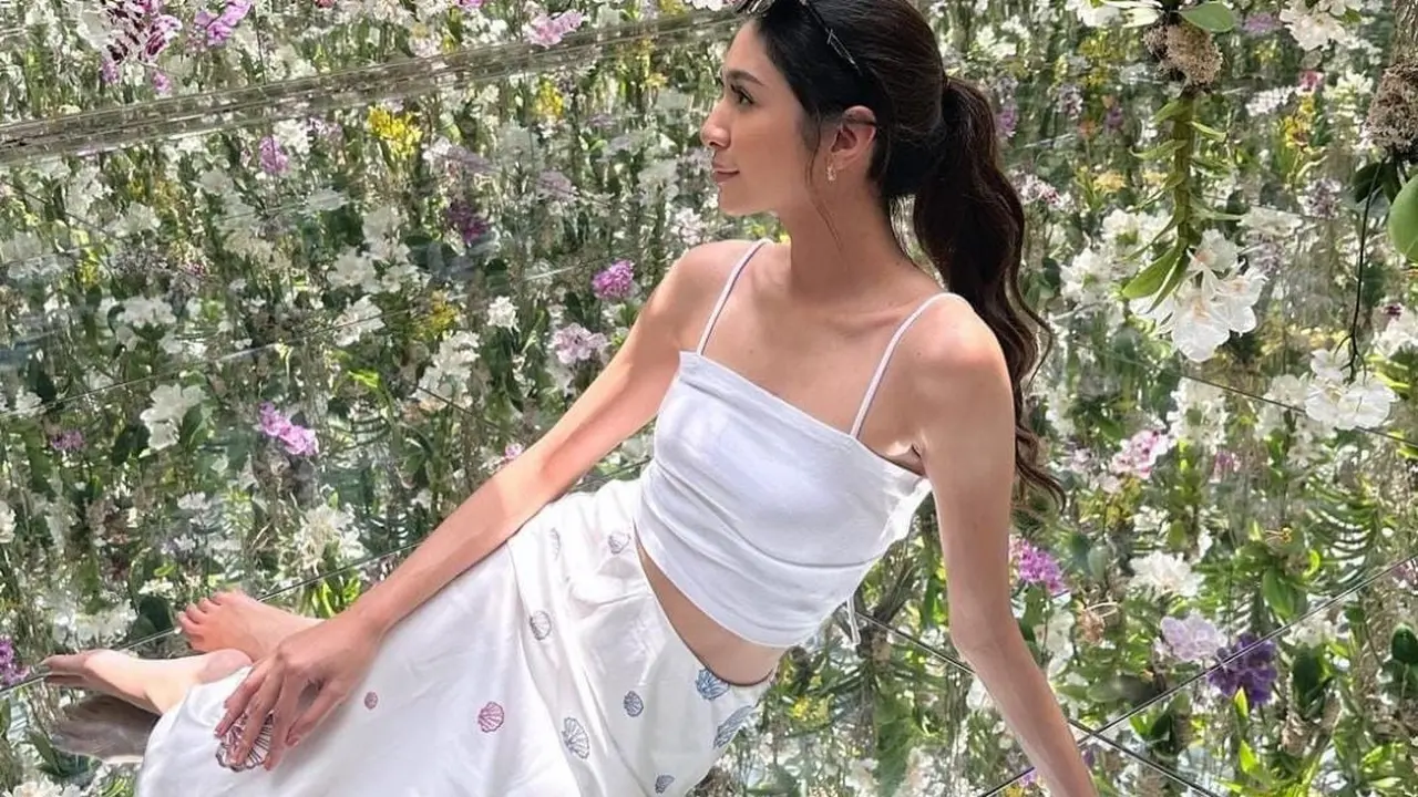 Mikha Tambayong dalam balutan atasan putih