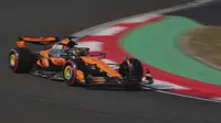 Pembalap McLaren-Mercedes, Oscar Piastri, berhasil meraih pole position pada kualifikasi Formula 1 GP China di&nbsp;Shanghai International Circuit, Shanghai, Sabtu (22/3/2025) sore WIB. (AP Photo/Andy Wong)